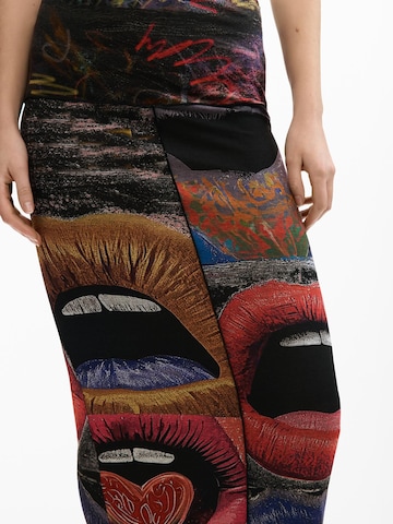 Fustă de la Desigual pe negru