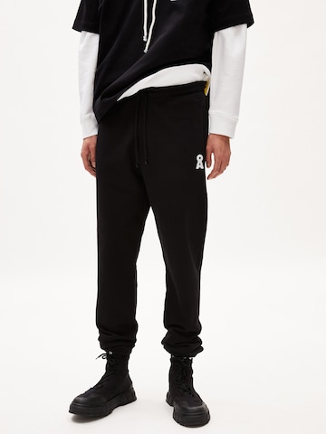 ARMEDANGELS Tapered Pants in Black: front