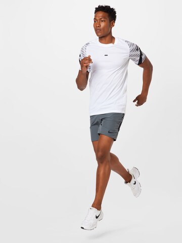 NIKE Regular Sportshorts in Grau