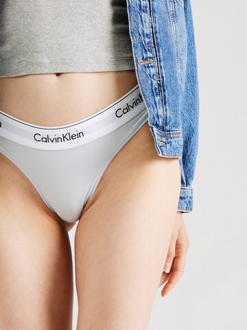 Calvin Klein Underwear Стринги в Синий: спереди