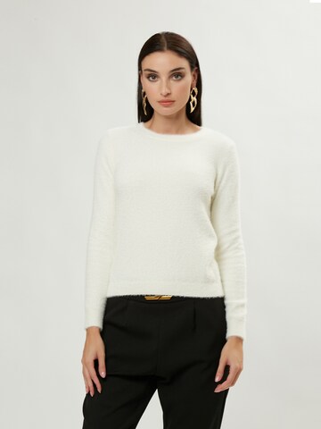 Influencer Sweater in White: front