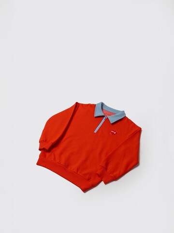Felpa 'TWO-TONE POLO LOVES YOU SWEATSHIRT' di Maru + Bo in rosso