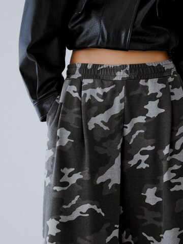 Baggy Pantalon à pince Bershka en gris : sur le côté