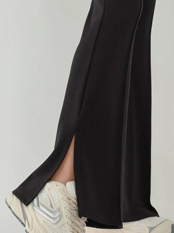 Hiccup Flared Pants in Black