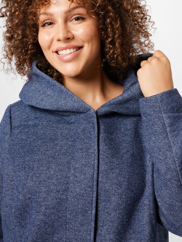 Manteau mi-saison 'Sedona' ONLY Carmakoma en bleu