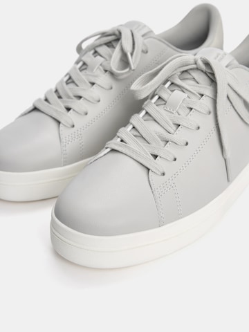 Pull&Bear Sneaker in Grau