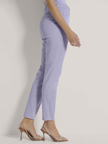Effilé Pantalon chino MADELEINE en violet