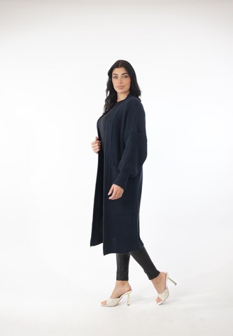 Manteau en tricot Elara en bleu