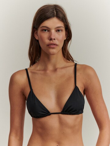 ABOUT YOU x Marie von Behrens Triangel Bikinitop 'Tilda' in Schwarz: predná strana