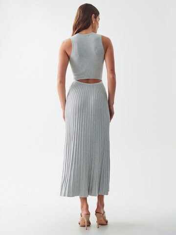 Willa Úpletové šaty – šedá: zadní strana