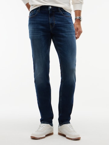 Tommy Jeans Regular Jeans 'AUSTIN' in Blau: Vorderseite