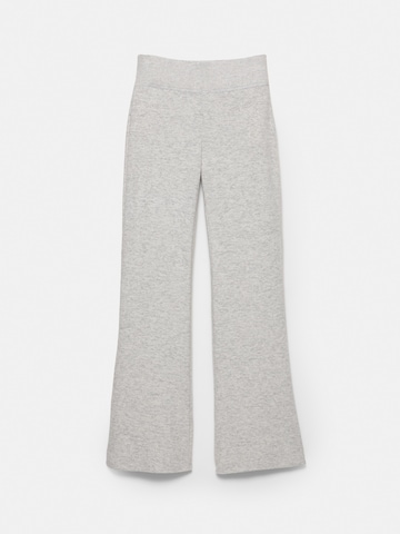 Pull&BearFlared/zvonoliki kroj Hlače - siva boja
