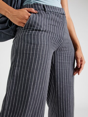 regular Pantaloni di WEEKDAY in grigio