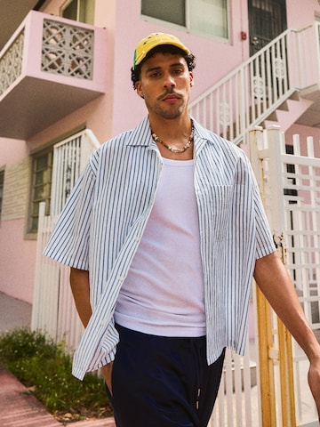 Comfort fit Camicia di Bershka in beige: frontale