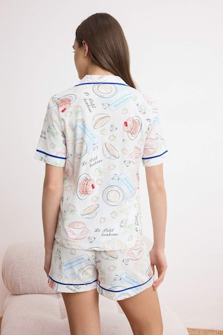 Pijama de la Trendyol pe alb
