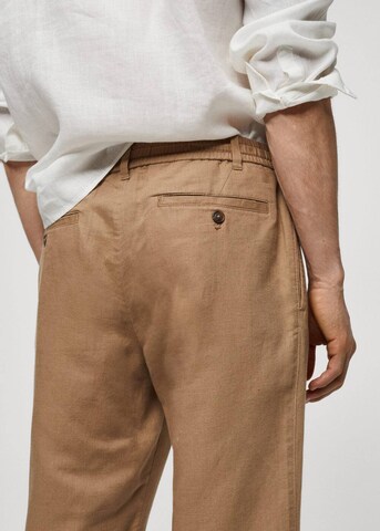 Tapered Pantaloni 'Romelino' de la MANGO MAN pe bej