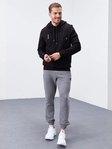 Tommy Life Sweatshirt in Black