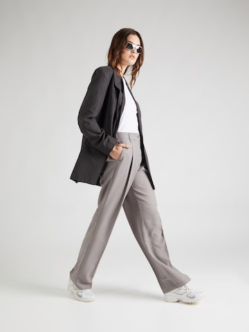 Loosefit Pantaloni con piega frontale 'DEBBIE' di Noisy may in grigio