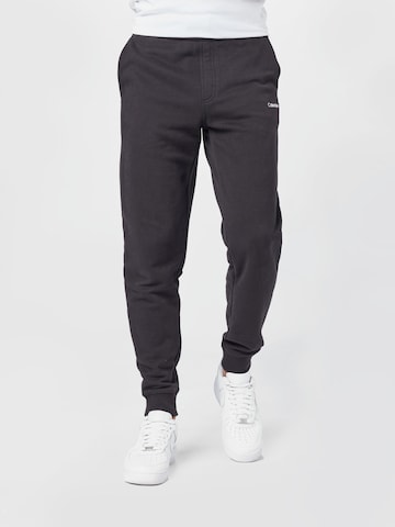 Calvin Klein Alt kitsenev Püksid, värv must: eest vaates