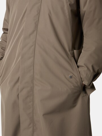 Palton de iarnă de la THE NORTH FACE pe maro