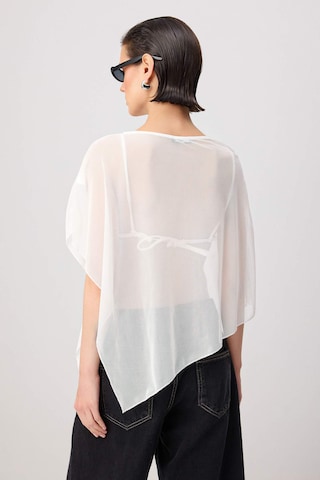 Trendyol Blouse in Beige