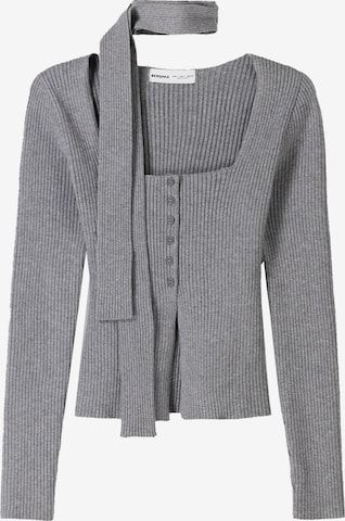 Bershka Neuletakki värissä harmaa: etupuoli