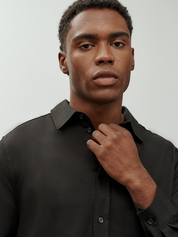 DAN FOX APPAREL Regular fit Skjorta 'Essential' i svart