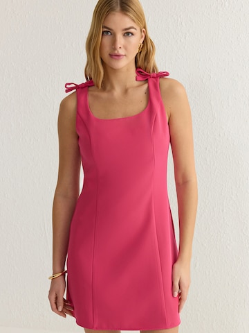 Trendyol Φόρεμα σε ροζ: μπροστά