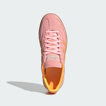 ADIDAS ORIGINALS Низкие кроссовки 'Handball Spezial' в Ярко-розовый