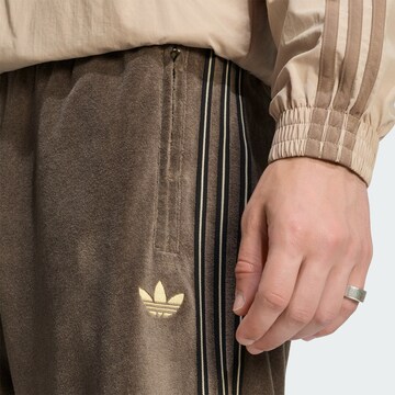 ADIDAS ORIGINALSregular Hlače 'Firebird' - smeđa boja