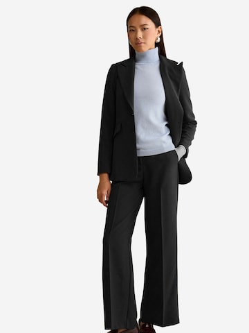 Il Lanificio Regular Trousers in Black: front