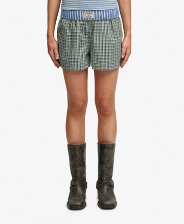 Superdry & Co Loosefit Shorts in Grün: Vorderseite