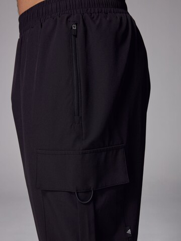 Next - Tapered Pantalón deportivo en negro
