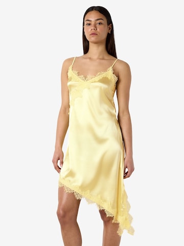 Noisy may - Vestido en amarillo: frente