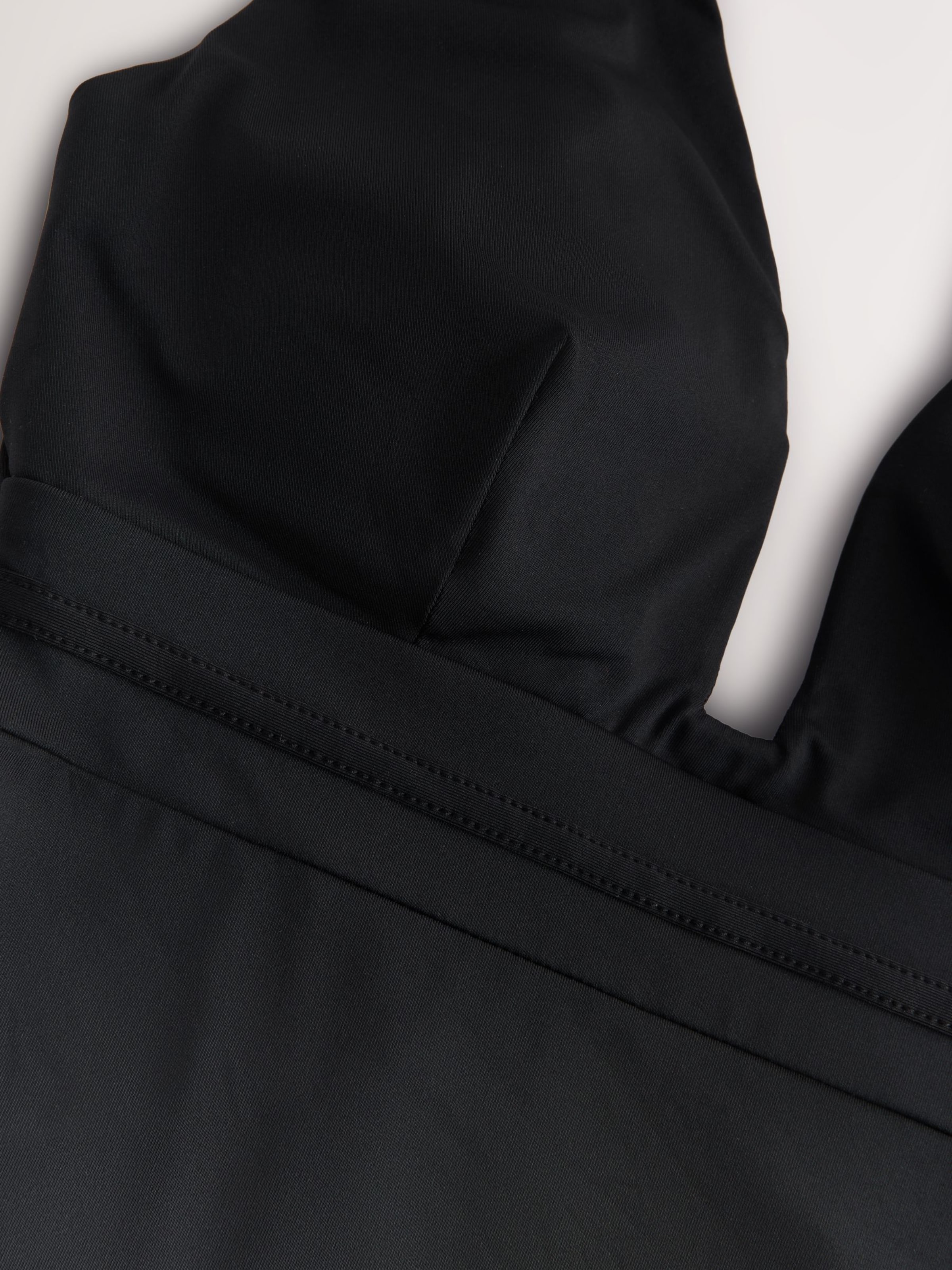 Next Kolmio Uimapuku värissä musta