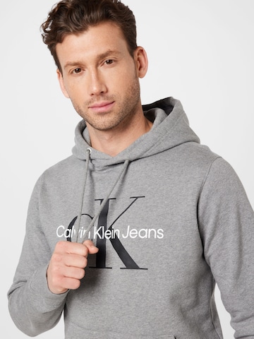 Calvin Klein Jeans كنزة رياضية بلون رمادي