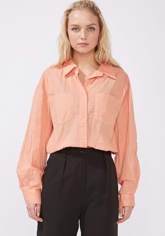 Hailys Blus i orange: framsida