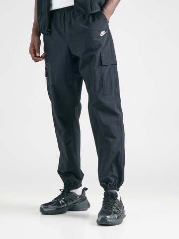 Nike SportswearTapered Cargo hlače 'CLUB' - crna boja: prednji dio
