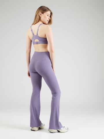 évasé Pantalon de sport 'ZENVY' NIKE en violet
