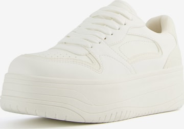 Bershka Sneakers laag in Wit: voorkant