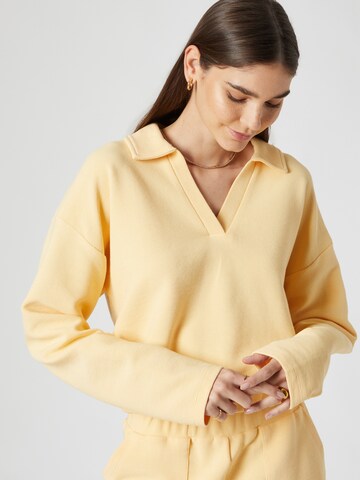 millane - Sweatshirt 'Linea' em amarelo