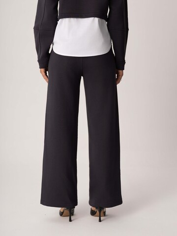 FEMSSY Loosefit Hose‌‌‌‌ in Grau