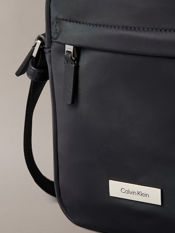 juoda Calvin Klein Rankinė su ilgu dirželiu