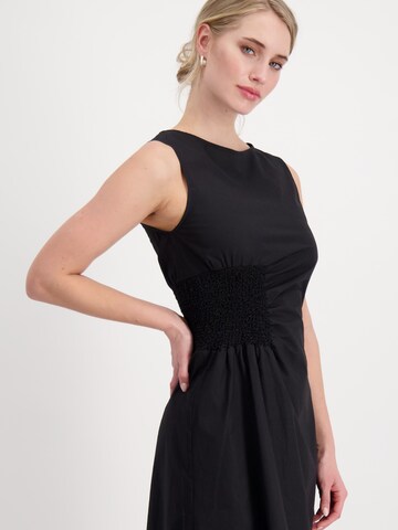 Rochie de la monari pe negru