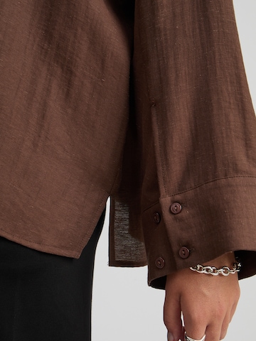 Camicia da donna 'Shandie' di Peppercorn in marrone
