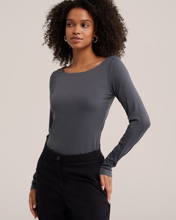 Tricou de la WE Fashion pe gri: față
