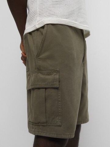 Regular Pantalon cargo Pull&Bear en vert