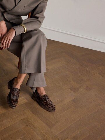 Chaussure basse MANFIELD en marron : devant