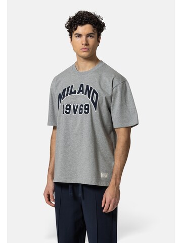 19V69 ITALIA Μπλουζάκι 'Tamaro College' σε γκρι
