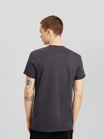 Tricou de la Bershka pe gri